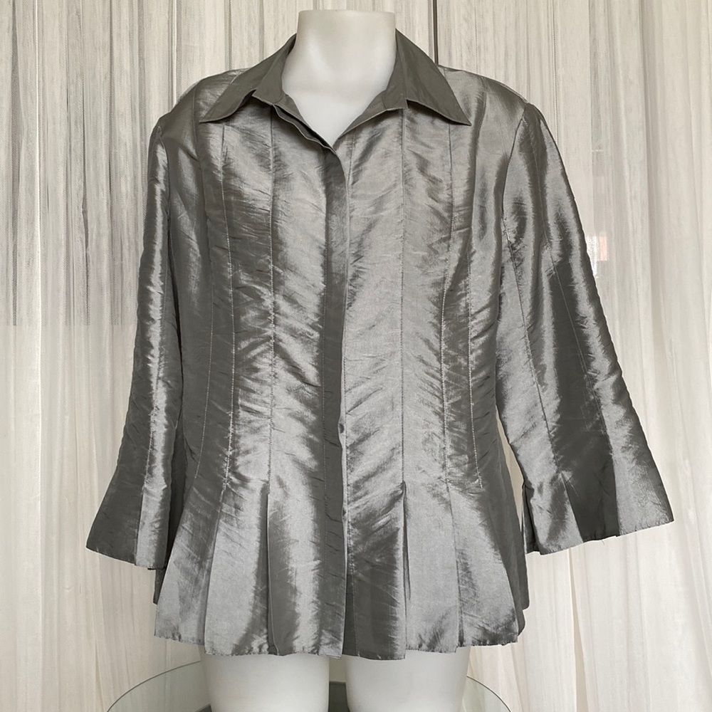 Vintage “Piano” metallic silver button down, 3/4 length sleeves, fitted, pleats